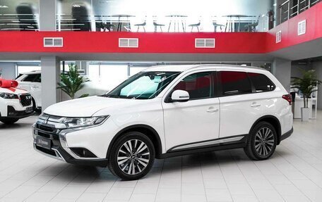Mitsubishi Outlander III рестайлинг 3, 2020 год, 1 850 000 рублей, 1 фотография
