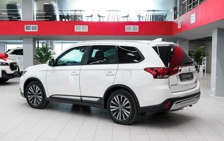 Mitsubishi Outlander III рестайлинг 3, 2020 год, 1 850 000 рублей, 2 фотография
