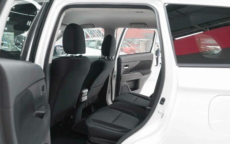 Mitsubishi Outlander III рестайлинг 3, 2020 год, 1 850 000 рублей, 13 фотография