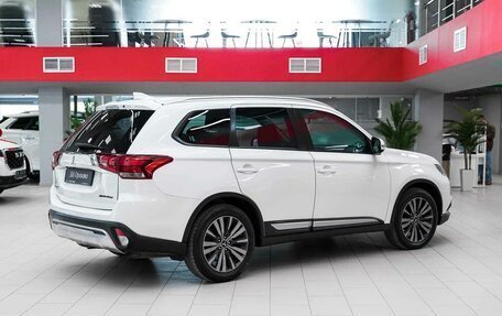 Mitsubishi Outlander III рестайлинг 3, 2020 год, 1 850 000 рублей, 4 фотография
