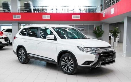 Mitsubishi Outlander III рестайлинг 3, 2020 год, 1 850 000 рублей, 3 фотография