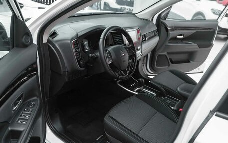 Mitsubishi Outlander III рестайлинг 3, 2020 год, 1 850 000 рублей, 12 фотография