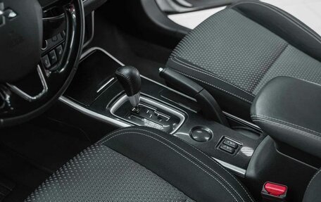 Mitsubishi Outlander III рестайлинг 3, 2020 год, 1 850 000 рублей, 9 фотография