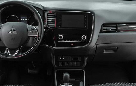 Mitsubishi Outlander III рестайлинг 3, 2020 год, 1 850 000 рублей, 8 фотография