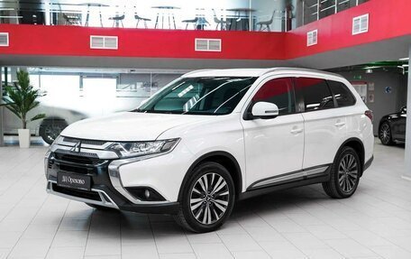 Mitsubishi Outlander III рестайлинг 3, 2020 год, 1 850 000 рублей, 5 фотография