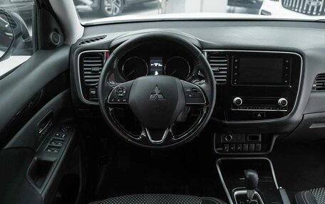 Mitsubishi Outlander III рестайлинг 3, 2020 год, 1 850 000 рублей, 7 фотография