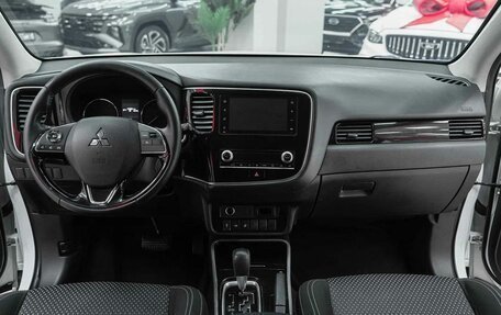 Mitsubishi Outlander III рестайлинг 3, 2020 год, 1 850 000 рублей, 6 фотография