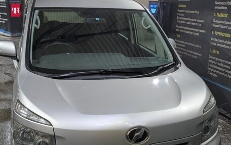 Toyota Voxy II, 2010 год, 1 450 000 рублей, 1 фотография