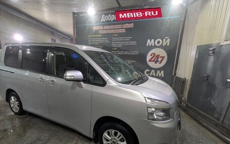 Toyota Voxy II, 2010 год, 1 450 000 рублей, 3 фотография
