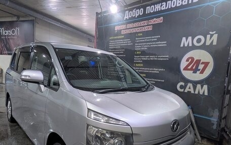 Toyota Voxy II, 2010 год, 1 450 000 рублей, 2 фотография
