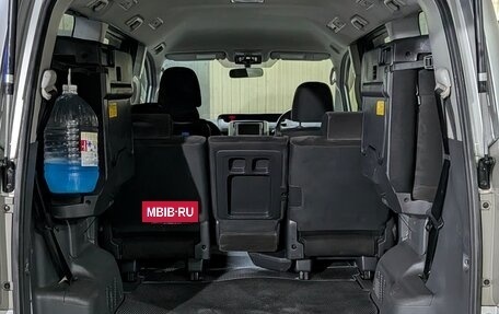 Toyota Voxy II, 2010 год, 1 450 000 рублей, 13 фотография