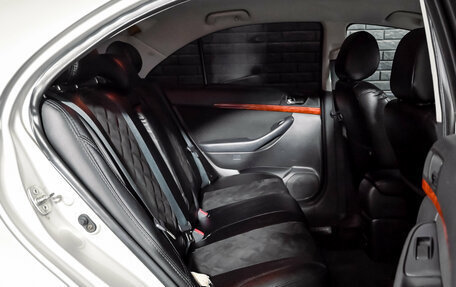 Toyota Avensis III рестайлинг, 2005 год, 550 000 рублей, 19 фотография