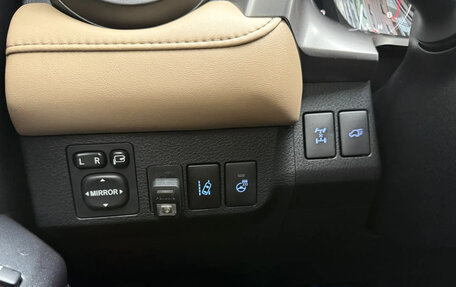Toyota RAV4, 2017 год, 2 140 000 рублей, 13 фотография