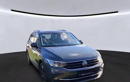 Volkswagen Tiguan II, 2022 год, 2 292 000 рублей, 3 фотография