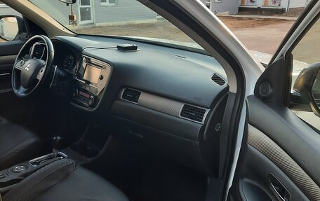 Mitsubishi Outlander III рестайлинг 3, 2014 год, 1 650 000 рублей, 8 фотография