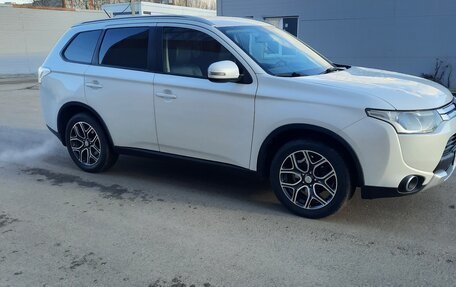 Mitsubishi Outlander III рестайлинг 3, 2014 год, 1 650 000 рублей, 10 фотография