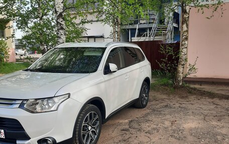 Mitsubishi Outlander III рестайлинг 3, 2014 год, 1 650 000 рублей, 4 фотография
