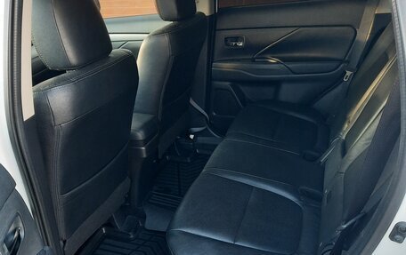 Mitsubishi Outlander III рестайлинг 3, 2014 год, 1 650 000 рублей, 6 фотография