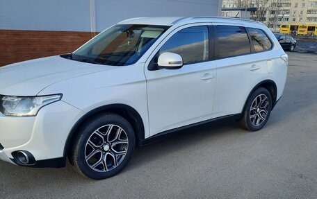 Mitsubishi Outlander III рестайлинг 3, 2014 год, 1 650 000 рублей, 11 фотография