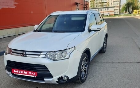 Mitsubishi Outlander III рестайлинг 3, 2014 год, 1 650 000 рублей, 3 фотография