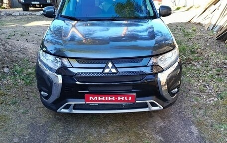 Mitsubishi Outlander III рестайлинг 3, 2022 год, 2 550 000 рублей, 1 фотография