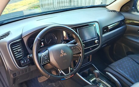 Mitsubishi Outlander III рестайлинг 3, 2022 год, 2 550 000 рублей, 9 фотография
