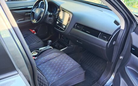 Mitsubishi Outlander III рестайлинг 3, 2022 год, 2 550 000 рублей, 7 фотография