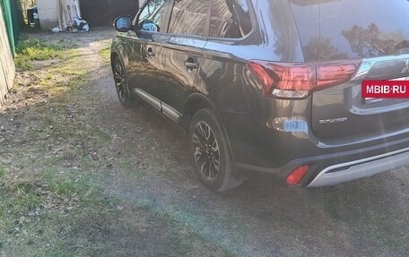 Mitsubishi Outlander III рестайлинг 3, 2022 год, 2 550 000 рублей, 3 фотография