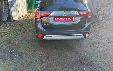 Mitsubishi Outlander III рестайлинг 3, 2022 год, 2 550 000 рублей, 2 фотография