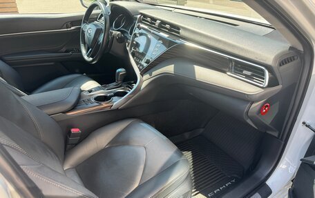 Toyota Camry, 2018 год, 2 850 000 рублей, 10 фотография