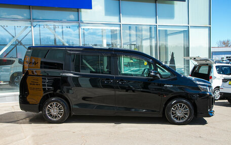Toyota Voxy III, 2014 год, 1 785 000 рублей, 6 фотография