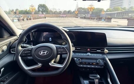 Hyundai Elantra, 2023 год, 1 240 000 рублей, 10 фотография