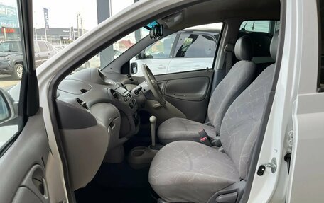 Toyota Platz, 2000 год, 299 900 рублей, 10 фотография