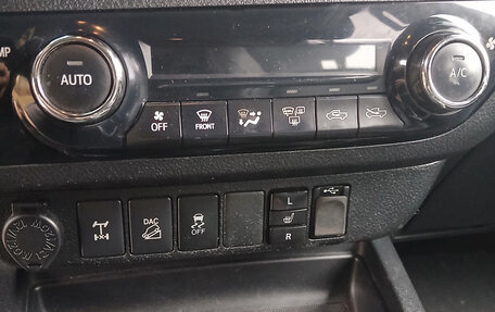 Toyota Hilux VIII, 2017 год, 2 960 000 рублей, 9 фотография