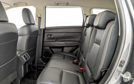 Mitsubishi Outlander III рестайлинг 3, 2019 год, 2 850 000 рублей, 12 фотография