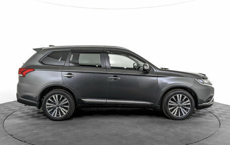 Mitsubishi Outlander III рестайлинг 3, 2019 год, 2 850 000 рублей, 4 фотография