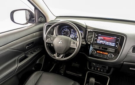 Mitsubishi Outlander III рестайлинг 3, 2019 год, 2 850 000 рублей, 30 фотография