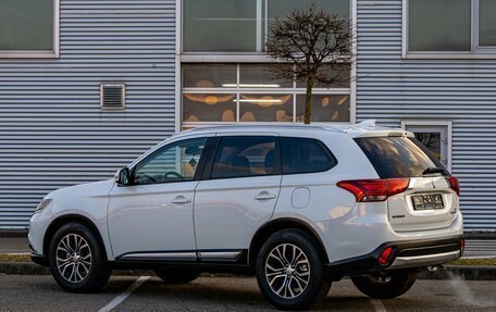 Mitsubishi Outlander III рестайлинг 3, 2018 год, 1 665 000 рублей, 4 фотография