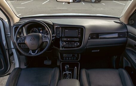 Mitsubishi Outlander III рестайлинг 3, 2018 год, 1 665 000 рублей, 16 фотография