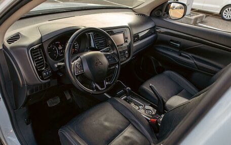 Mitsubishi Outlander III рестайлинг 3, 2018 год, 1 665 000 рублей, 13 фотография