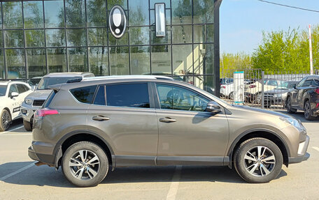 Toyota RAV4, 2018 год, 2 350 000 рублей, 8 фотография