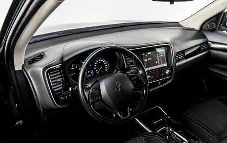 Mitsubishi Outlander III рестайлинг 3, 2021 год, 2 600 000 рублей, 10 фотография