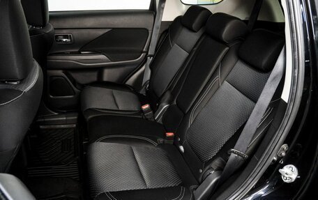 Mitsubishi Outlander III рестайлинг 3, 2021 год, 2 600 000 рублей, 13 фотография