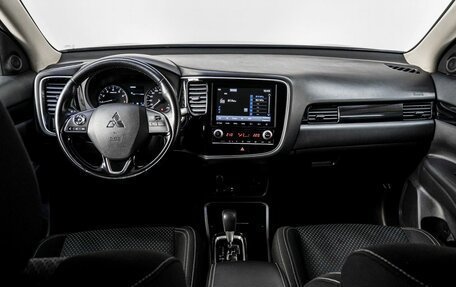 Mitsubishi Outlander III рестайлинг 3, 2021 год, 2 600 000 рублей, 16 фотография