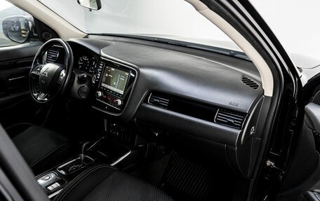 Mitsubishi Outlander III рестайлинг 3, 2021 год, 2 600 000 рублей, 14 фотография