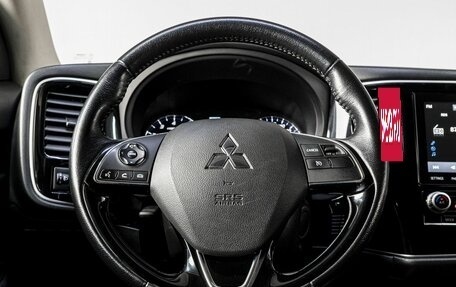 Mitsubishi Outlander III рестайлинг 3, 2021 год, 2 600 000 рублей, 17 фотография