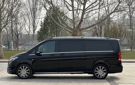 Mercedes-Benz V-Класс, 2022 год, 6 600 000 рублей, 5 фотография