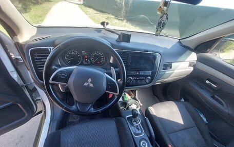 Mitsubishi Outlander III рестайлинг 3, 2013 год, 1 100 000 рублей, 10 фотография
