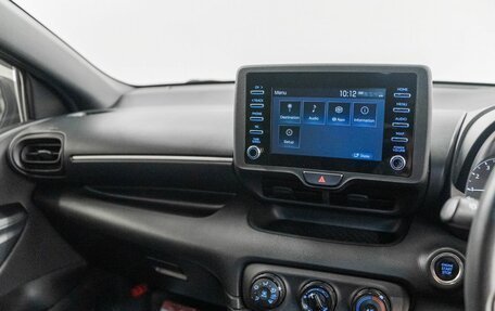 Toyota Yaris, 2021 год, 1 170 000 рублей, 10 фотография