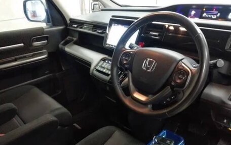 Honda Stepwgn IV, 2019 год, 2 350 000 рублей, 2 фотография